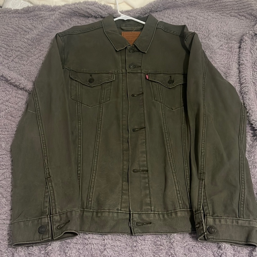 Men’s Levi’s jacket.